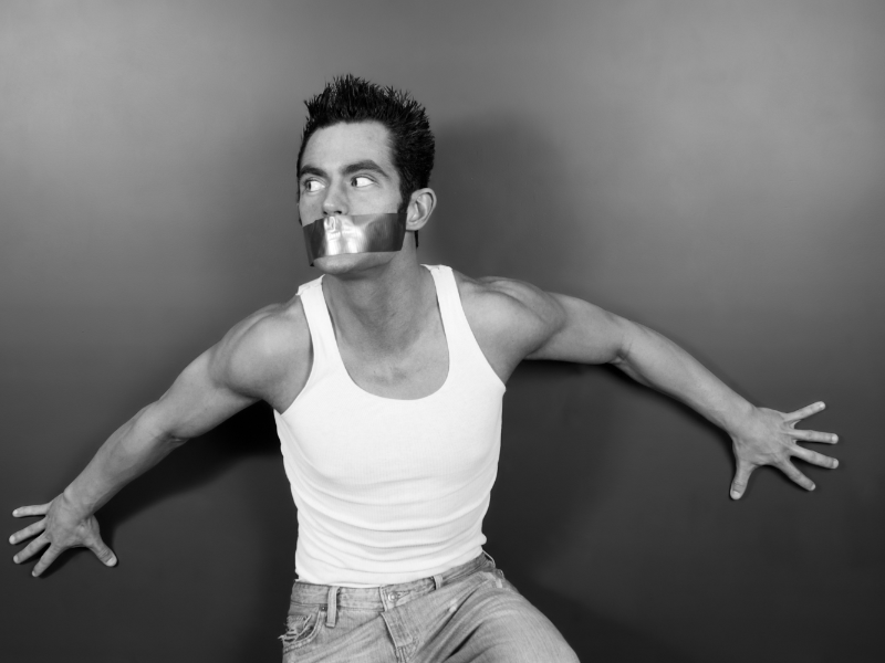 Homme en marcel blanc avec un sparadra sur la bouche
