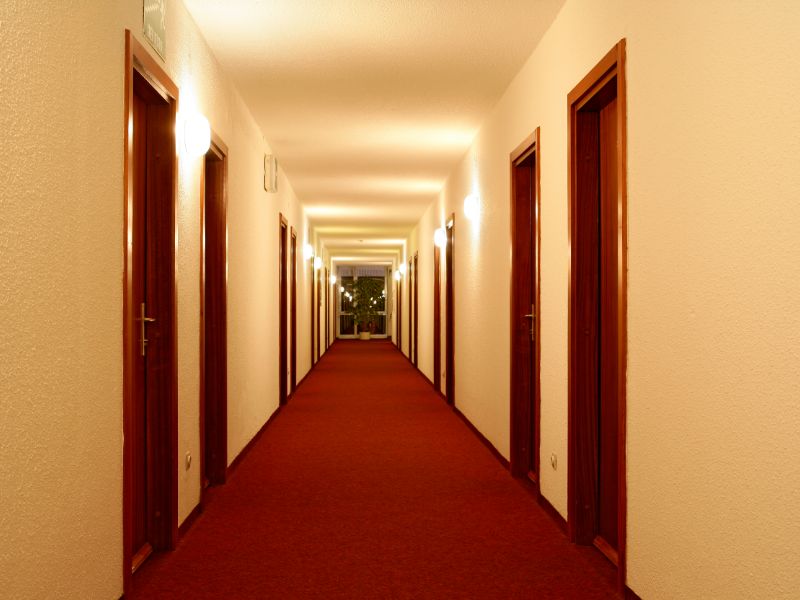 Couloir d'hôtel avec moquette rouge