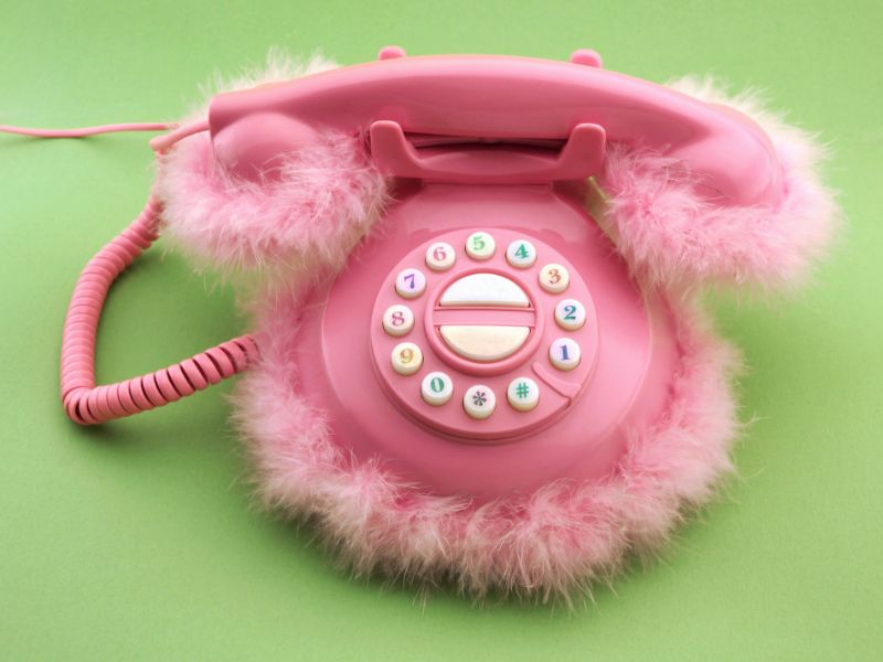 téléphone rose avec fourrure