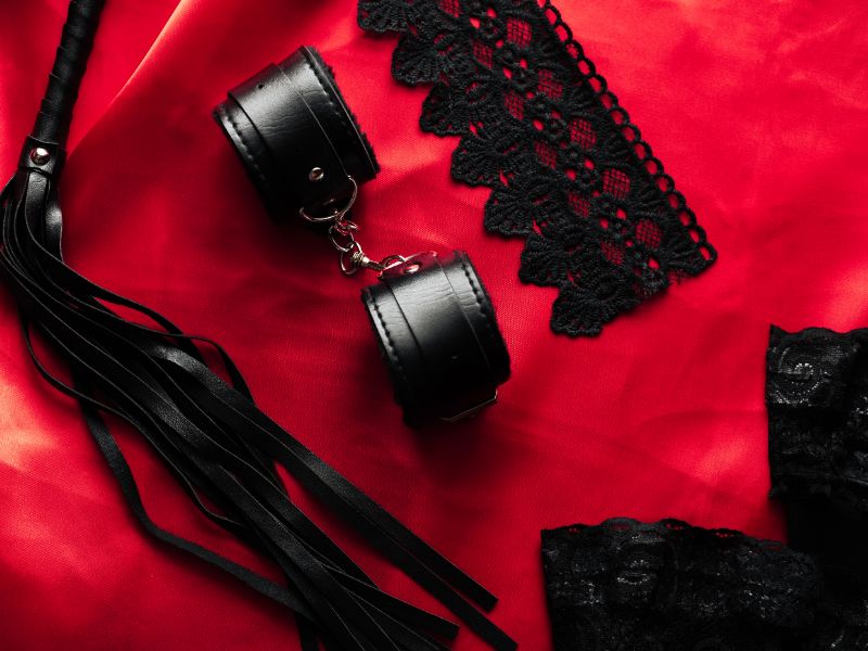 menottes en cuir et martinet