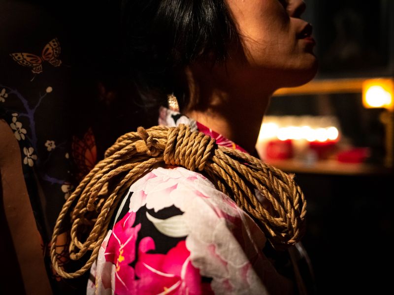 Femme japonaise avec des cordes Shibari sur l'épaule