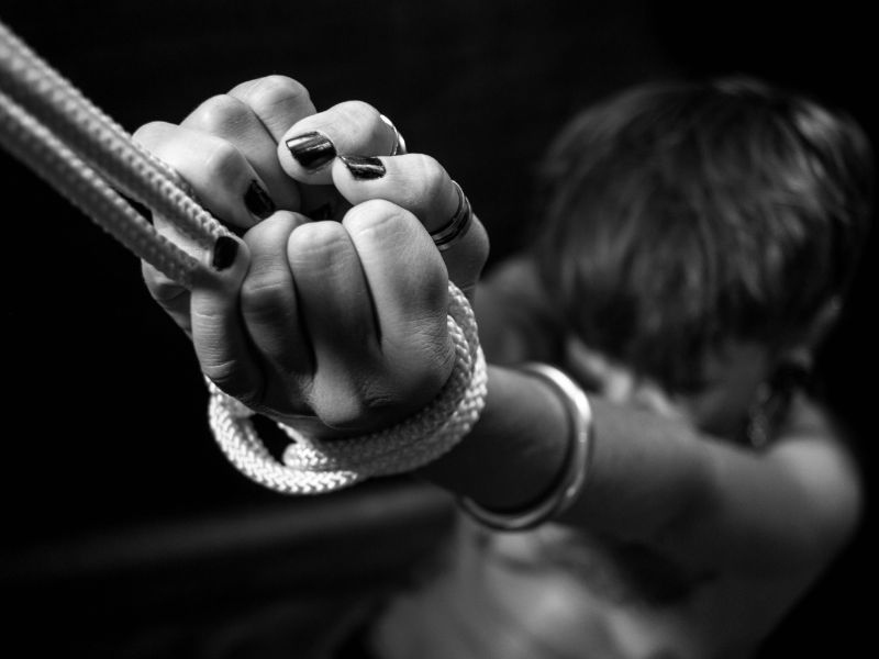 femme pratiquant le bondage