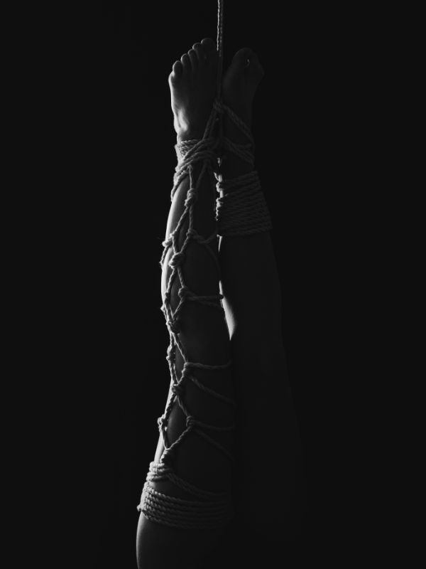 Bondage en suspension, la tête en bas