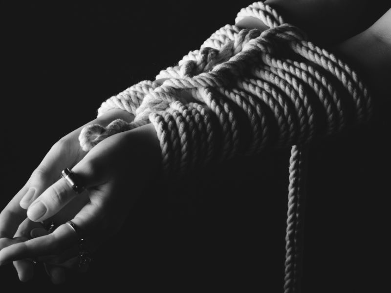 Mains de femme ligotées