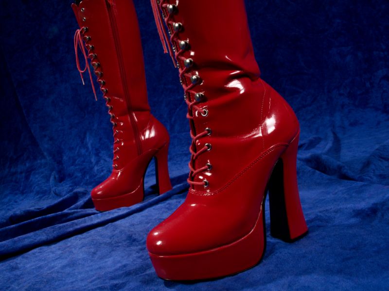 bottes de dominatrice rouges
