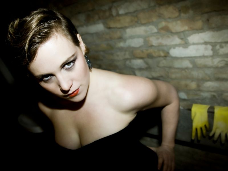 femme dominatrice dans une cave